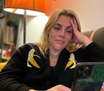 Cricket Pearl Silverstein mother Busy Philipps with a paid partnership with visible mobile.